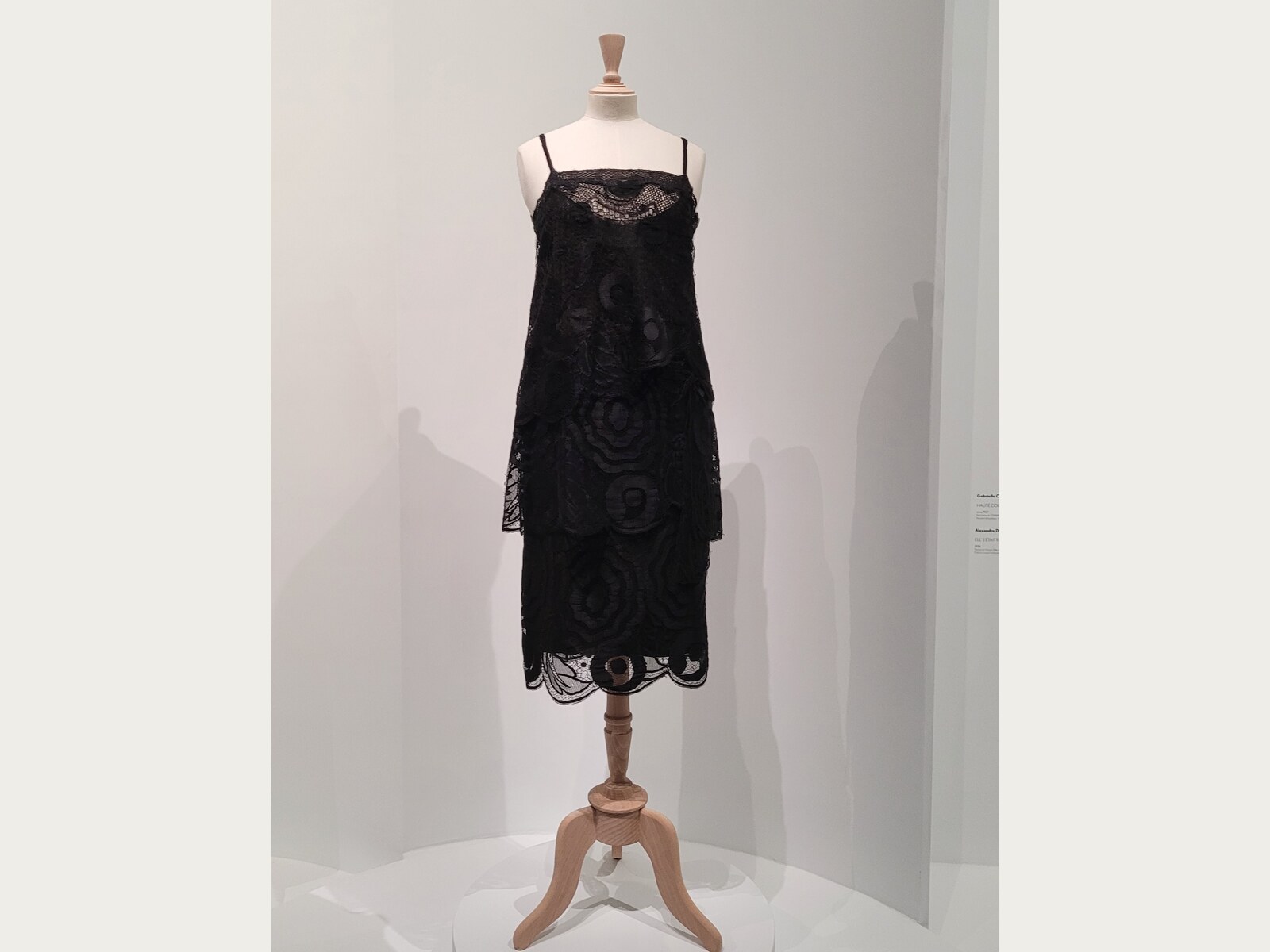 ექსპოზიციაში წარმოდგენილი Coco Chanel-ის შავი კაბა, გადაღებული 2022 წლის 2 აპრილს. საარქივო სამოსი; არ ეკუთვნის მიმდინარე კოლექციას.
